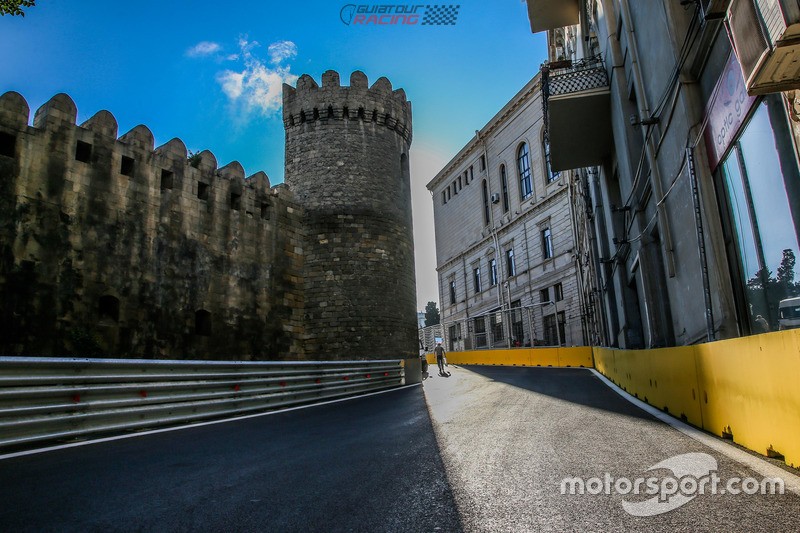 f1-european-gp-2016-baku-city-circuit-at-turn-10-with-the-castle